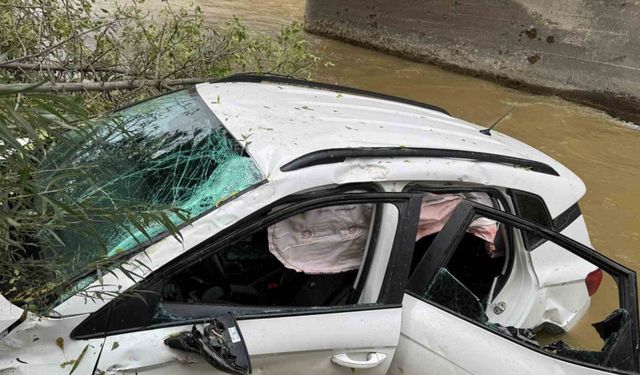 Kontrolden çıkan otomobil Çatak Çayı’na uçtu: 3 yaralı