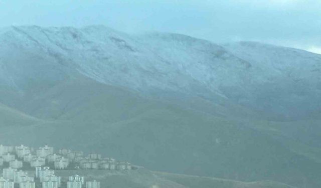 Malatya’da mevsimin ilk kar yağışı Beydağı’na yağdı