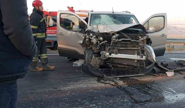 Manisa’da yolcu otomobil minibüse çarptı: 7 yaralı