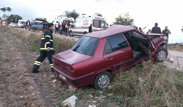 Minibüsle otomobil kafa kafaya çarpıştı: 2 yaralı