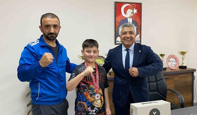 Minik boksörden Tuşba Gençlik ve Spor Müdürü Esen’i ziyaret etti