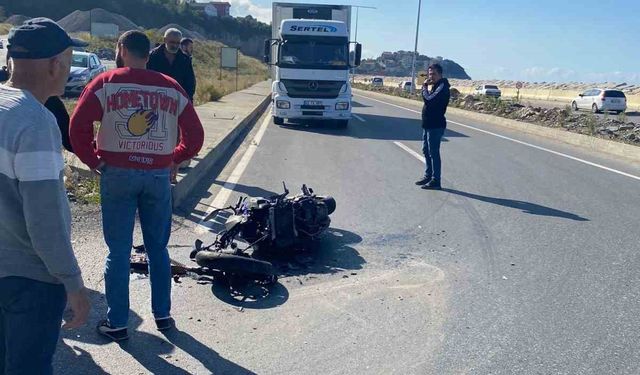 Motosiklet sürücüsü dönüş yapmak isterken tır çarptı