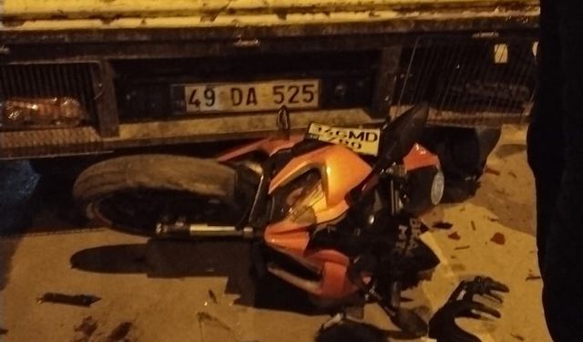 Muş’ta otomobilin çarptığı motosiklet kamyonetin altına girdi: 2 yaralı