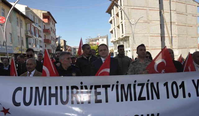 Muş’un Bulanık ilçesinde 200 metre uzunluğundaki Türk bayrağı ile ‘Cumhuriyet yürüyüşü’ yapıldı