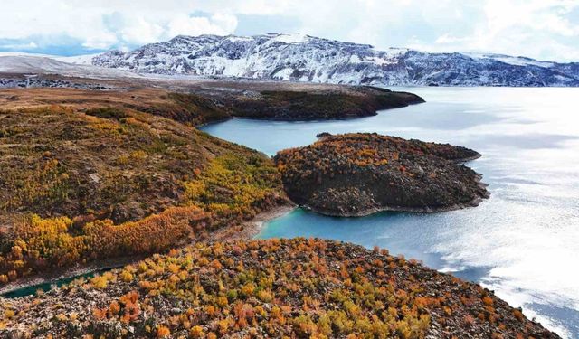 Nemrut Kalderası’nın bir yanı sonbahar bir yanı kış