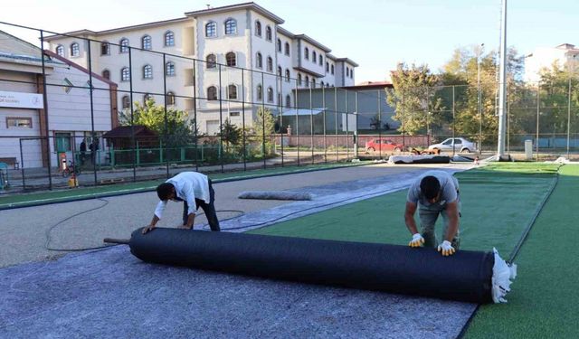 Oltu’da stadyumun zemini yenileniyor