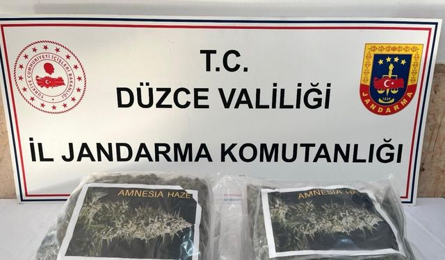 Otomobildeki valizin içinden uyuşturucu çıktı