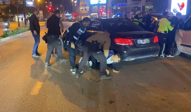 Polis ekiplerini metrelerce sürükleyen sürücü tutuklandı