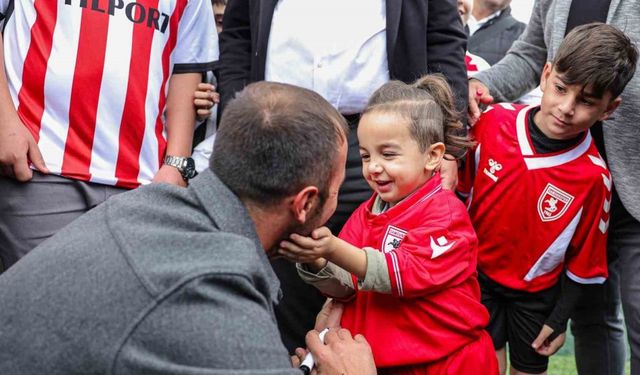 Şampiyon minikler kupayı Samsunspor kaptanının elinden aldı