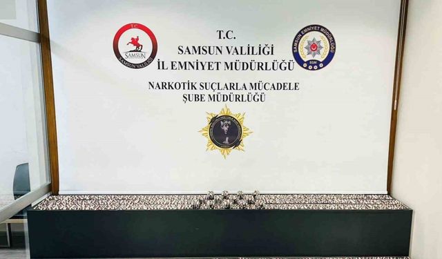 Samsun’da bir araçta 5 bin 530 adet sentetik ecza ele geçirildi