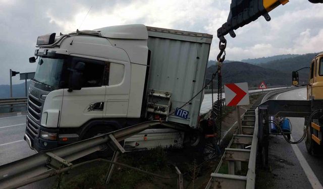 Samsun’da makaslama yapan tır bariyere çarptı