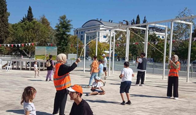 Şenlikte Metinbilim Enstitüsünden Otantik çocuk oyunları gösterisi