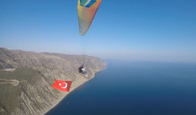 Tekirdağ’da yamaç paraşütçülerden Türk bayrağıyla Cumhuriyet uçuşu