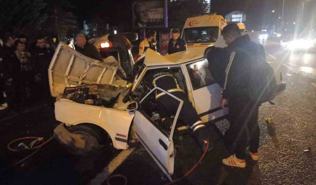 Trafik kazasında Tofaş otomobil hurdaya döndü: 4 yaralı