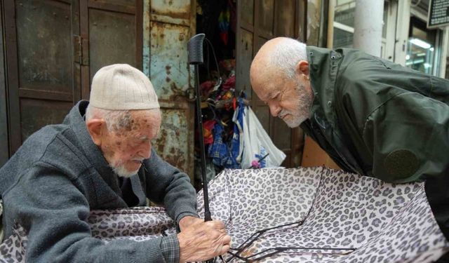 Türkiye’nin en yaşlı şemsiye tamircisi