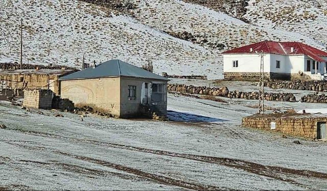 Türkiye’nin en yüksek rakımlı köyü beyaza büründü