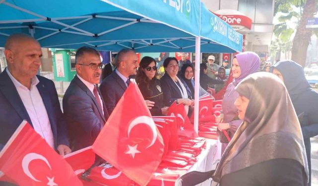 Vatandaşlara Türk bayrağı dağıtıldı