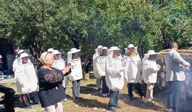 Yerli turistler Van’da bal hasadı yaptı