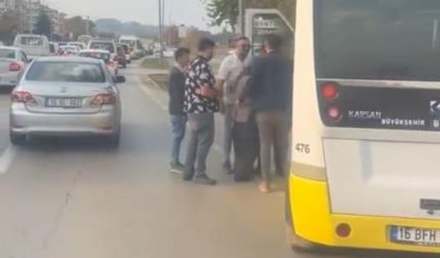 Aracını otobüs durağına çekti, kendisini uyaran şoföre silah çekti