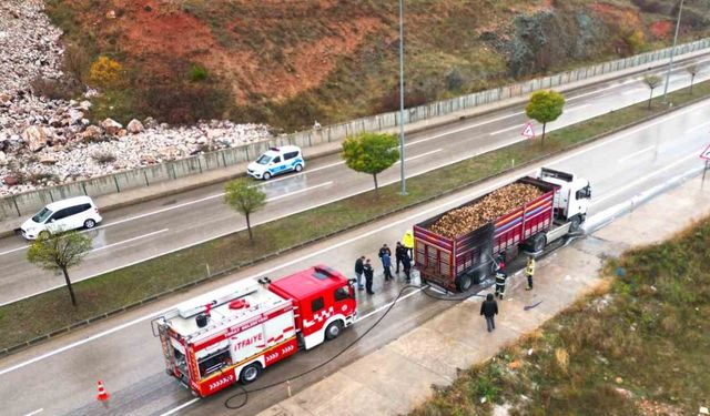 Aşırı yük tırın lastiklerini tutuşturdu