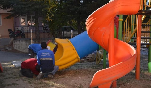 Babadağ’da parklarda yenileme çalışmaları devam ediyor