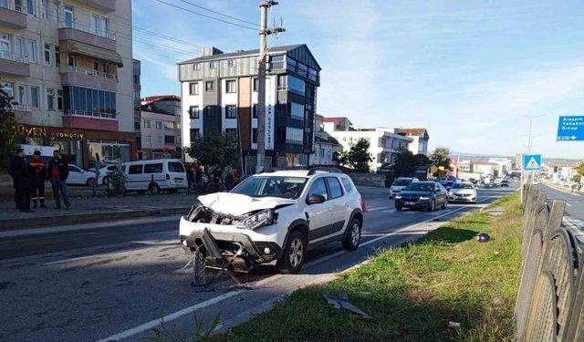 Bafra’da yaya geçidinden geçmeye çalışan motosiklete otomobil çarptı: 2 ağır yaralı