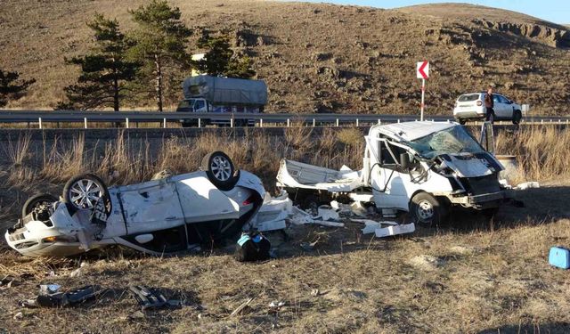 Balık yüklü kamyonet kaza yaptı, otoyol balık pazarına döndü