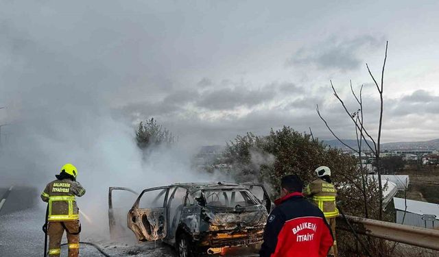 Balıkesir’de otomobil seyir halindeyken yandı