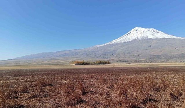 Beyaz gelinliğini giyen Ağrı Dağı, büyüleyici manzarasıyla kendine hayran bırakıyor