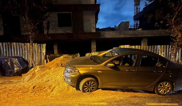 Beylikdüzü’nde bir inşaat firmasının yola döktüğü kum kazaya neden oldu