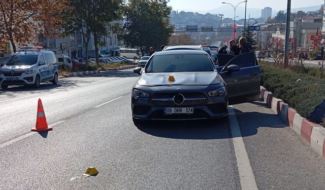 Bilecik’te otomobilin çarptığı yaşlı kadın bir yana, elindeki çantası bir yana savrulurken, kadın hayatını kaybetti