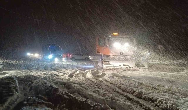 Bolu Dağı’nda trafiğe kar engeli: Yolda kalan araçlar için ekipler seferber oldu