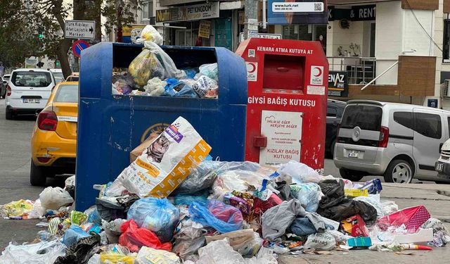 Buca’da belediye çalışanları iş bıraktı, ilçede çöp yığınları oluştu