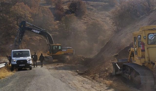 Bünyan’da yol çöktü