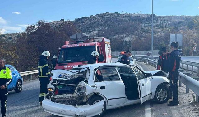 Burdur’da 3 aracın karıştığı zincirleme kazada 2 kişi yaralandı