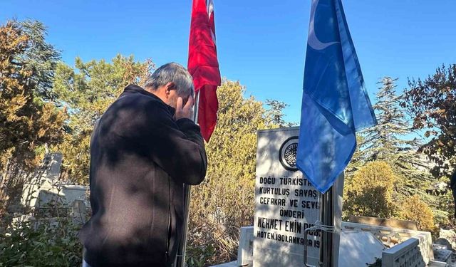 Doğu Türkistan’ın İlk Cumhurbaşkanı Buğra’nın mezarına ülkenin bayrağı dikildi