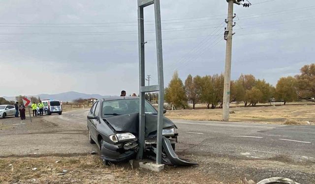 Ehliyetsiz sürücünün kullandığı otomobil direğe çarptı: 4 yaralı