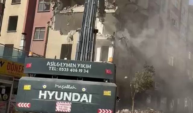 Elazığ’da ağır hasarlı bina tek dokunuşla yıkıldı