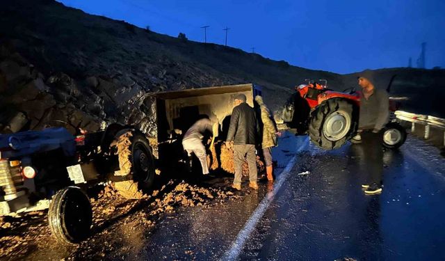 Elazığ’da hayvan gübresi yüklü traktör devrildi