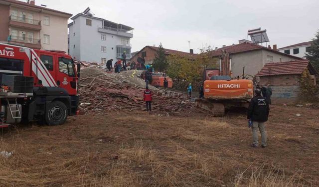 Enkaz altında kalan kepçe operatörünü kurtarma çalışmaları devam ediyor