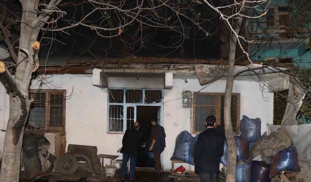 Erzurum’da tespih atölyesinde yangın: 1 itfaiye eri yaralandı