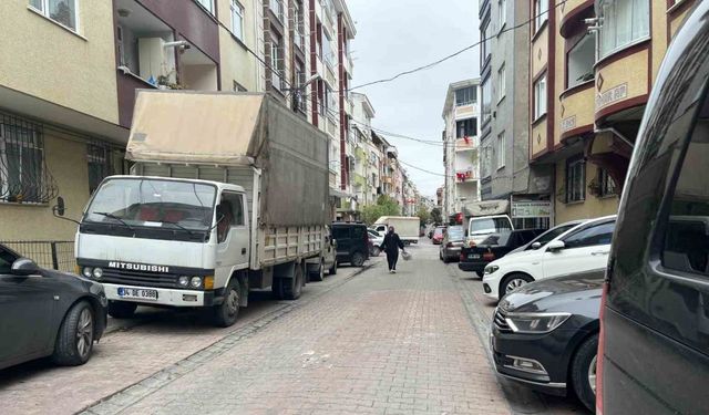 Esenyurt’ta iki komşu arasında park yeri kavgası: Demir çubukla aracın camlarını kırdı