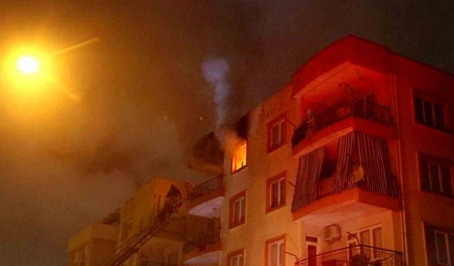 Gece saatlerinde çıkan yangın apartman sakinlerine korku dolu anlar yaşattı