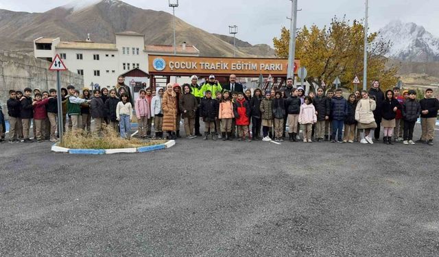 Hakkari’de çocuklara trafik eğitimi verildi