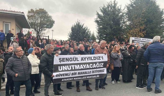 Hemşire Şengül Ayyıldız’ın sevenleri sağlık ocağı önünde basın açıklaması yaptı