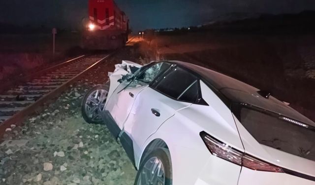 Isparta’da yük treni otomobile çarptı, sürücü ağır yaralandı