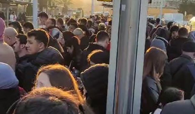 İstanbul’da tramvay seferleri aksadı duraklarda yoğunluk oluştu