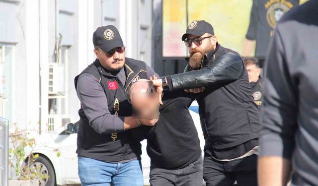 İzmir’de 3 polisin yaralandığı silahlı saldırıda gözaltına alınan 6 şüpheli adliyeye sevk edildi