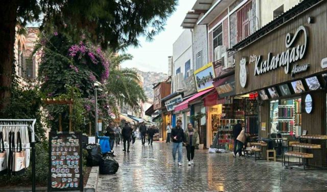 İzmir’de sağanak etkili oldu: Kemeraltı’nı su bastı, araçlar mahsur kaldı