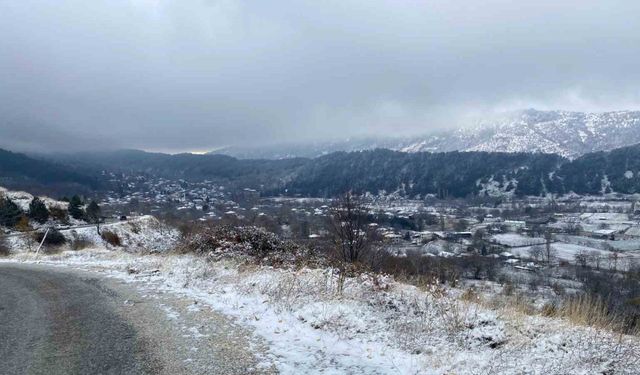 İzmir’e mevsimin ilk karı düştü